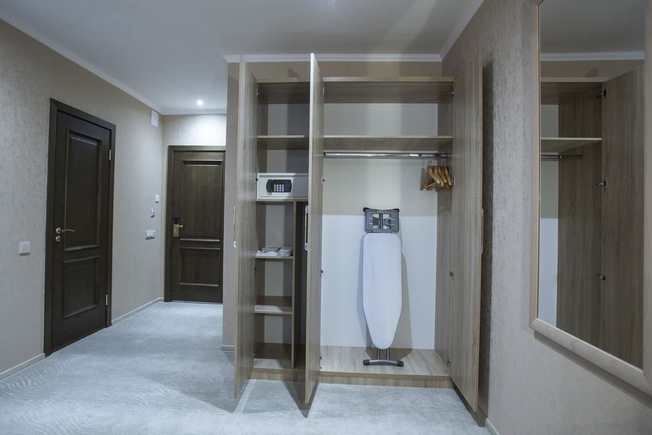 Отель Renion Park Hotel Алматы